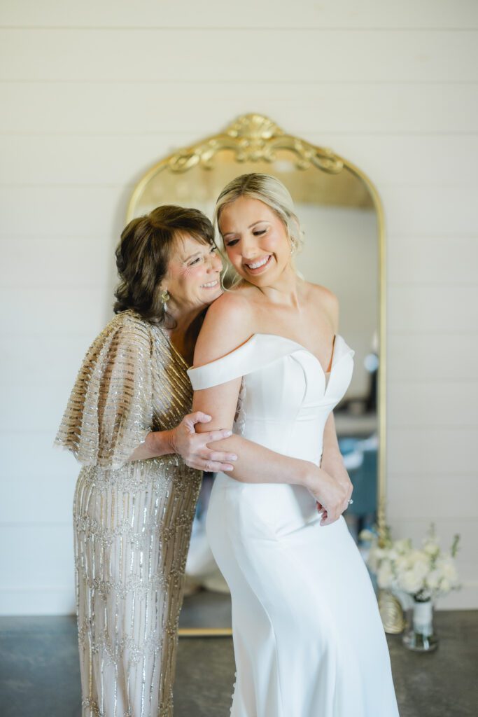 4T Vineyards wedding getting ready in Alabama with bride and mom