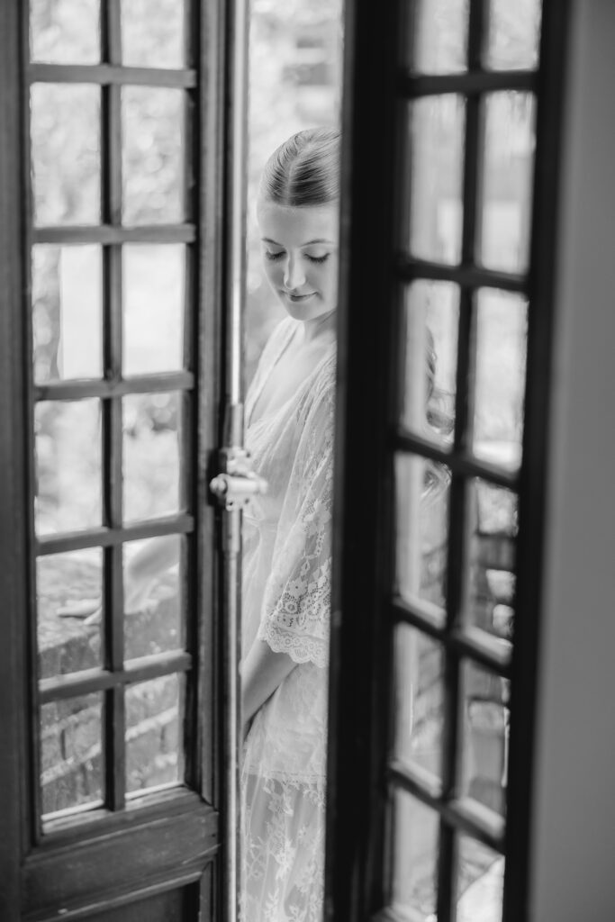 Kendall getting ready with her bridesmaids at Clubhouse on Highland before her Birmingham wedding