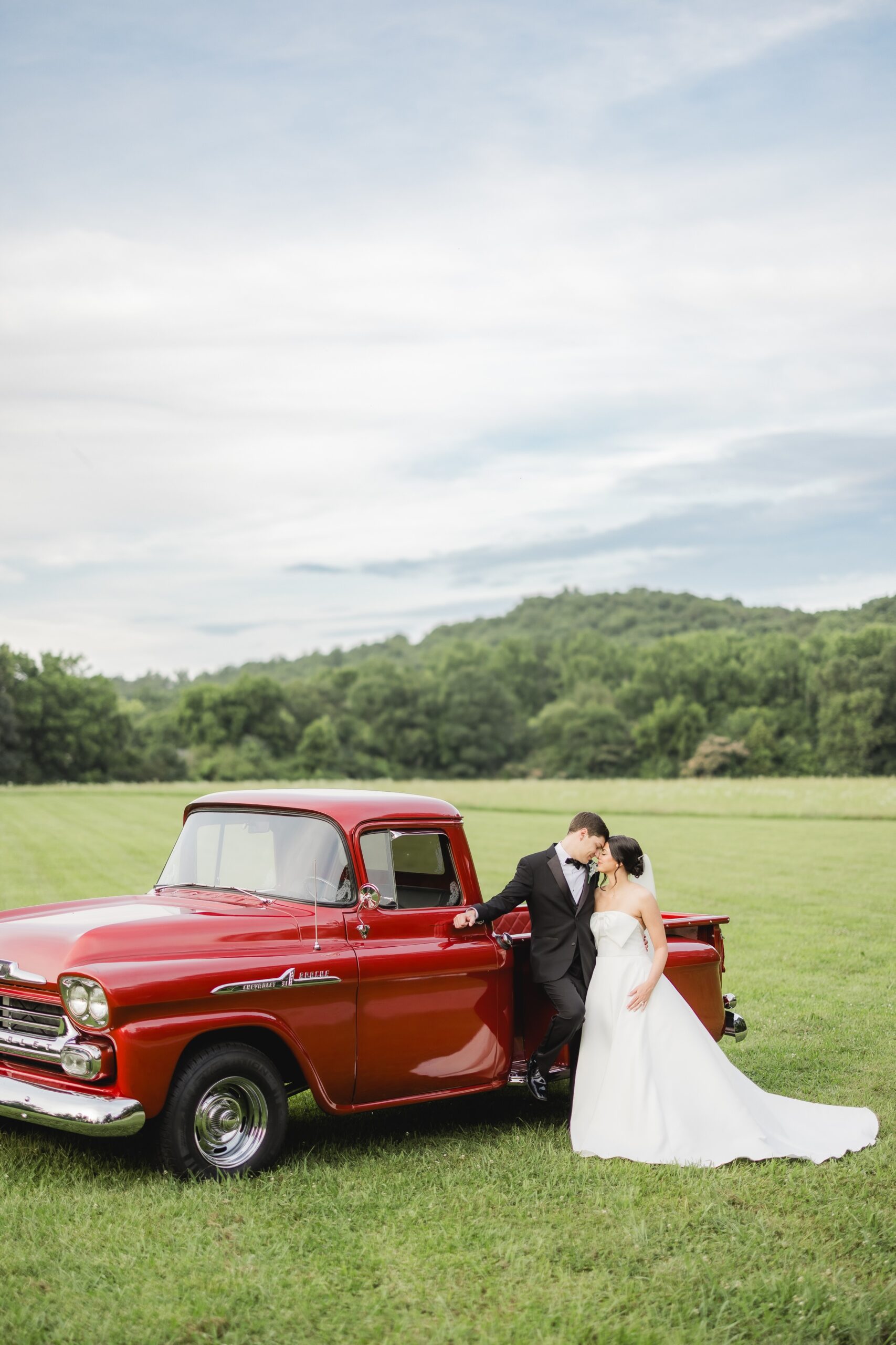 Abby and Jonathan’s wedding portraits at Mathew’s Manor captured by Defining Moments Media